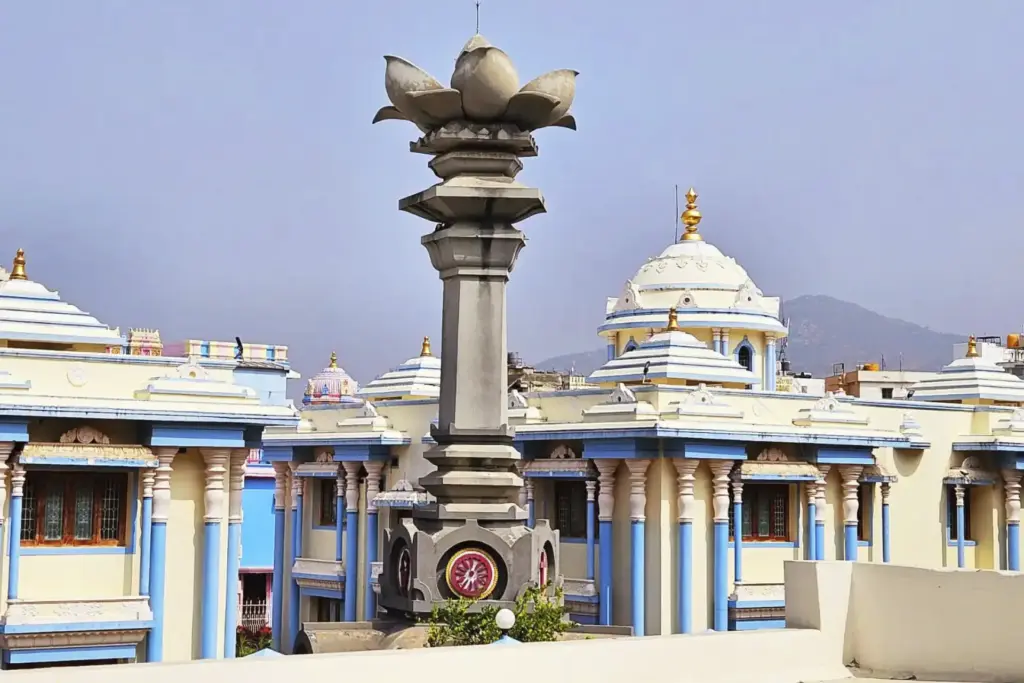 Zu sehen ist PRASANTHI NILAYAM, Haupt-Ashrams in Puttaparthi und Pilgerstätte des Avatars SATHYA SAI BABA.