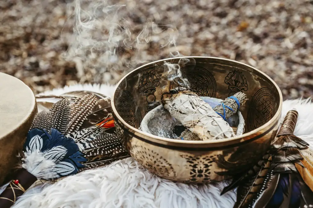 Räucherbündel aus weißem Salbei in einer Klangschale mit aufsteigendem Rauch – Symbol für Reinigung, Ritual und schamanische Energiearbeit.